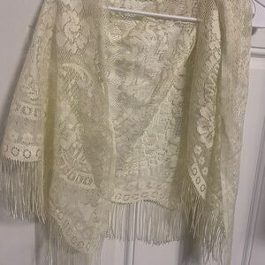 LACE TRIANGULAR FRINGED SHAWL